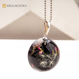 Nowoczesna biżuteria z żywicy – elegancja w naturalnej formie.