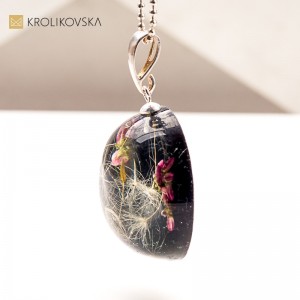 Nowoczesna biżuteria z żywicy – elegancja w naturalnej formie.