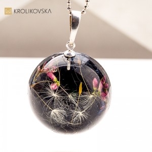 Nowoczesna biżuteria z żywicy – elegancja w naturalnej formie.