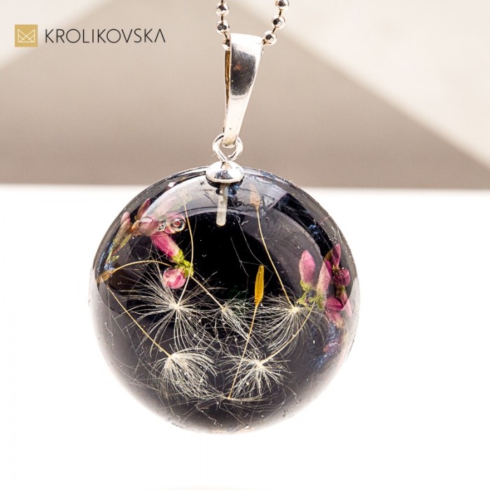 Nowoczesna biżuteria z żywicy – elegancja w naturalnej formie.