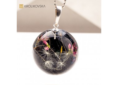 Nowoczesna biżuteria z żywicy – elegancja w naturalnej formie.