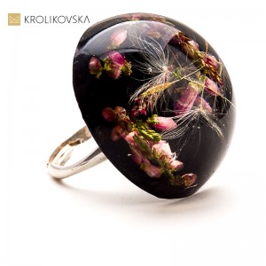 Unikatowa biżuteria z żywicy z kwiatami – ręcznie wykonana w Polsce.