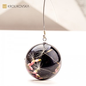 Biżuteria artystyczna handmade z żywicy – dla kobiet kochających naturę.