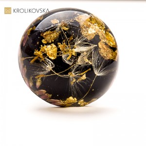 Biżuteria z kwiatem w żywicy – połączenie sztuki i natury.