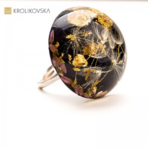 Biżuteria z kwiatem w żywicy – połączenie sztuki i natury.