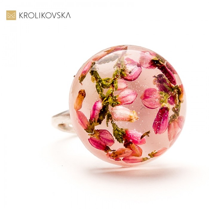 Pierścionek w żywicy – subtelne piękno w minimalistycznej formie