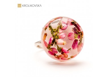 Pierścionek w żywicy – subtelne piękno w minimalistycznej formie