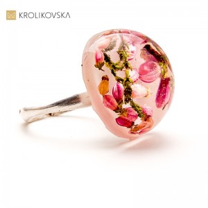 Pierścionek w żywicy – subtelne piękno w minimalistycznej formie1