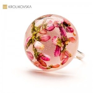 Pierścionek w żywicy – subtelne piękno w minimalistycznej formie