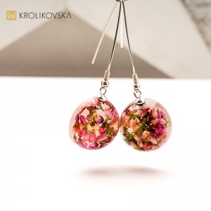 Biżuteria z kwiatami – delikatny dotyk kobiecości.