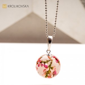 Naszyjnik z zatopionym makiem – symbol odwagi i pasji.1