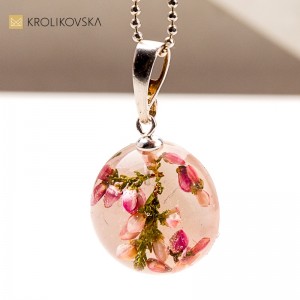 Naszyjnik z zatopionym makiem – symbol odwagi i pasji.