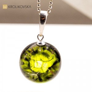 Naszyjnik z żywicy z liściem paproci – talizman spokoju i natury.