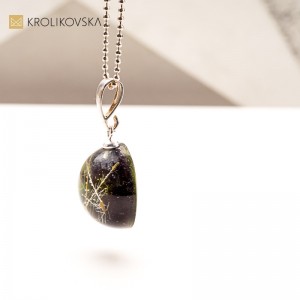 Naszyjnik z żywicy z liściem paproci – talizman spokoju i natury.1