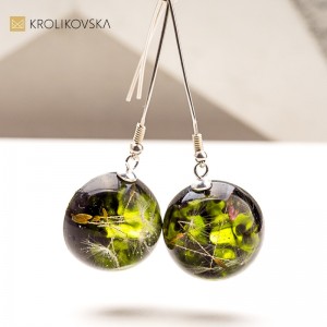 Biżuteria z zatopionym kwiatem – idealna na Dzień Kobiet lub Walentynki.