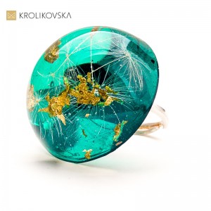 Biżuteria z żywicy z listkiem – symbol natury i kobiecości.