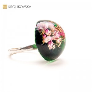 Zanurzona w naturze – biżuteria z żywicy inspirowana roślinami.