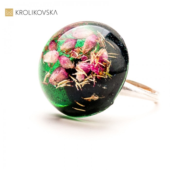 Zanurzona w naturze – biżuteria z żywicy inspirowana roślinami.