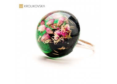 Zanurzona w naturze – biżuteria z żywicy inspirowana roślinami.