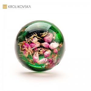 Zanurzona w naturze – biżuteria z żywicy inspirowana roślinami.