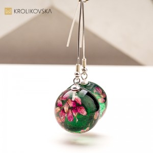 Biżuteria artystyczna z kwiatami – subtelność i emocje w żywicy.