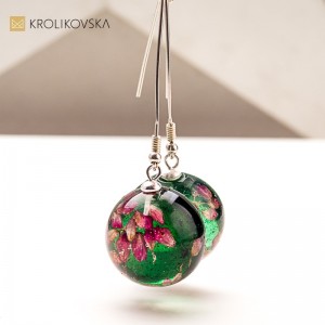 Biżuteria artystyczna z kwiatami – subtelność i emocje w żywicy.1