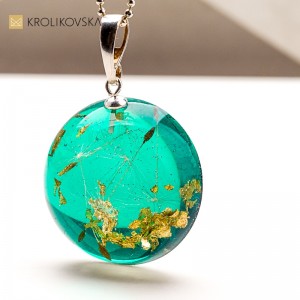 Ręcznie robiona biżuteria z żywicy – wyjątkowy prezent z duszą.