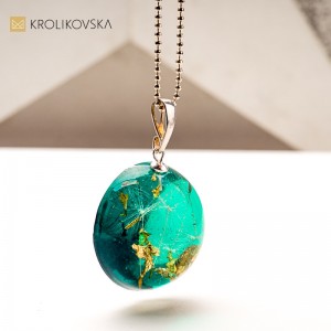 Ręcznie robiona biżuteria z żywicy – wyjątkowy prezent z duszą.