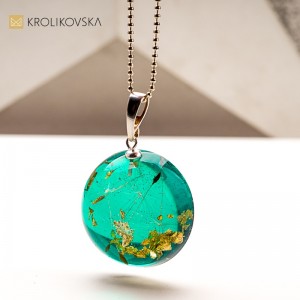 Ręcznie robiona biżuteria z żywicy – wyjątkowy prezent z duszą.