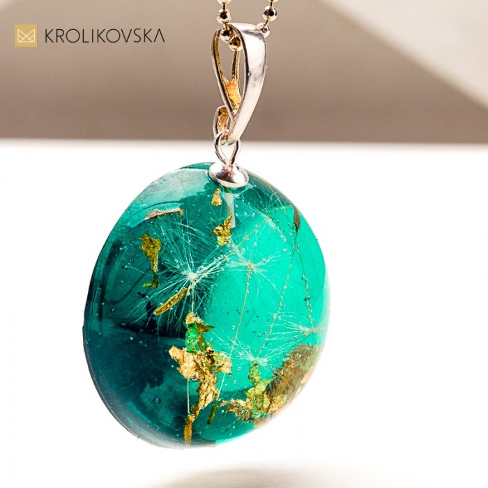 Ręcznie robiona biżuteria z żywicy – wyjątkowy prezent z duszą.