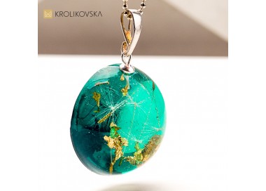 Ręcznie robiona biżuteria z żywicy – wyjątkowy prezent z duszą.