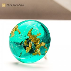 Pierścionek z żywicy z dmuchawcami – unikatowa biżuteria handmade