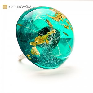 Pierścionek z żywicy z dmuchawcami – unikatowa biżuteria handmade
