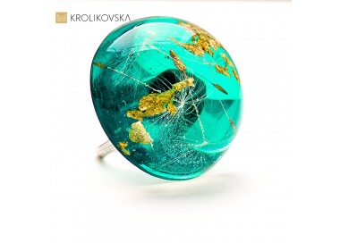 Pierścionek z żywicy z dmuchawcami – unikatowa biżuteria handmade