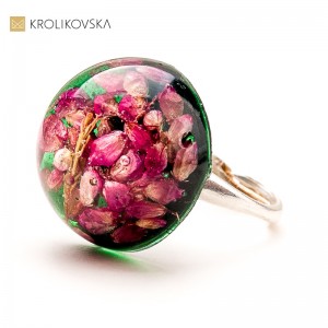 Pierścionek z żywicy z wrzosem – delikatny dodatek na co dzień