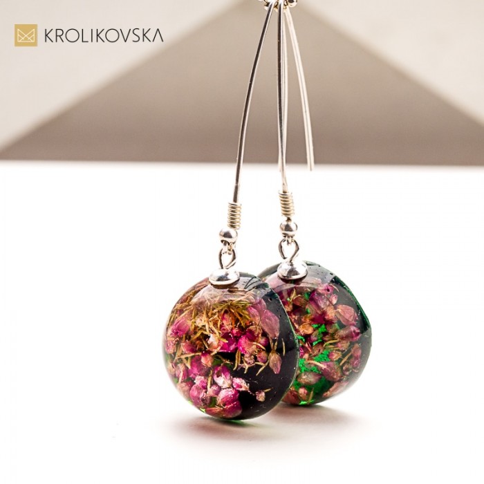 Kolczyki z żywicy z wrzosem – delikatny dodatek na co dzień