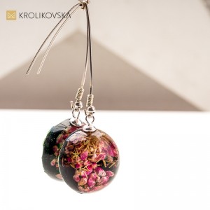 Kolczyki z żywicy z wrzosem – delikatny dodatek na co dzień