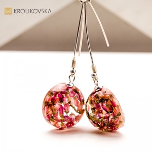 Kolczyki z żywicy z kwiatami maku – artystyczna biżuteria na lato.