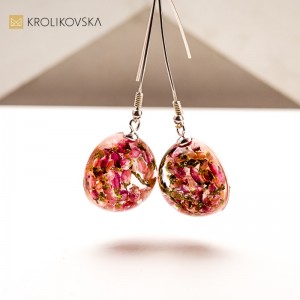 Kolczyki z żywicy z kwiatami maku – artystyczna biżuteria na lato.