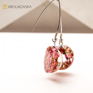 Kolczyki z żywicy z kwiatami maku – artystyczna biżuteria na lato.