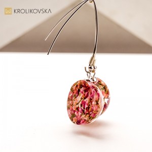 Kolczyki z żywicy z kwiatami maku – artystyczna biżuteria na lato.