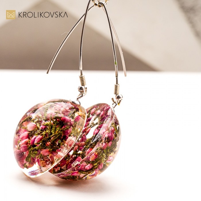 Biżuteria z żywicy z roślinami – piękno natury w biżuterii handmade.