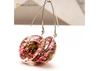 Biżuteria z żywicy z roślinami – piękno natury w biżuterii handmade.