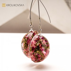Biżuteria z żywicy z roślinami – piękno natury w biżuterii handmade.
