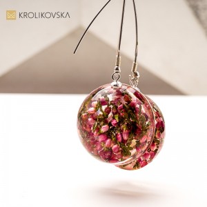 Biżuteria z żywicy z roślinami – piękno natury w biżuterii handmade.