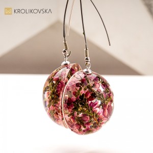Biżuteria z żywicy z roślinami – piękno natury w biżuterii handmade.