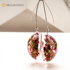 Biżuteria z żywicy z roślinami – piękno natury w biżuterii handmade.