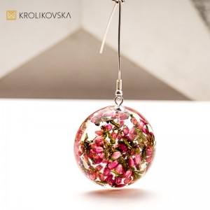 Biżuteria z żywicy z roślinami – piękno natury w biżuterii handmade.
