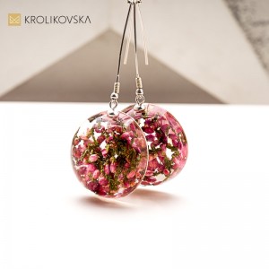Biżuteria z żywicy z roślinami – piękno natury w biżuterii handmade.