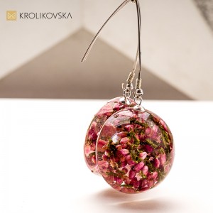 Biżuteria z żywicy z roślinami – piękno natury w biżuterii handmade.